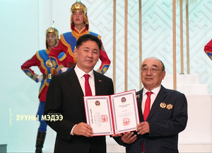 Дипломат цол хүртээлээ